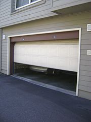 180px-garage_door_sliding_up.jpg
